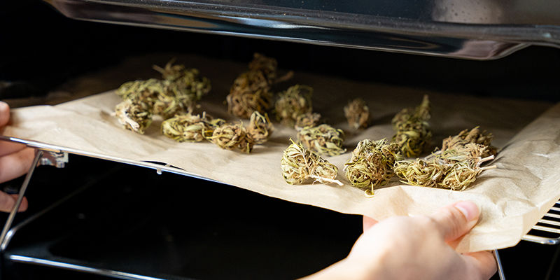 Sådan dekarboxylerer du cannabisblomster i din ovn Sådan dekarboxylerer du cannabisblomster i din ovn
