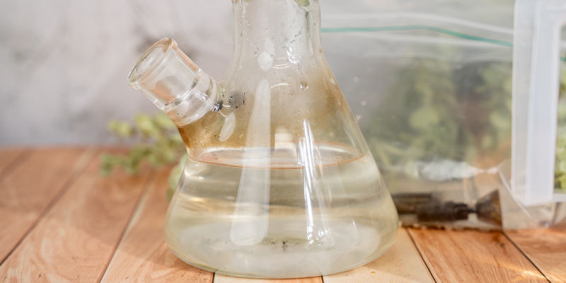 Skyl derefter din Bong med varmt vand Next, rinse the bong with warm water