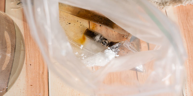 Hæld natron i din Bong, så det dækker så meget af indersiden som muligt Pour baking soda into the bong, covering as much of the insides as possible