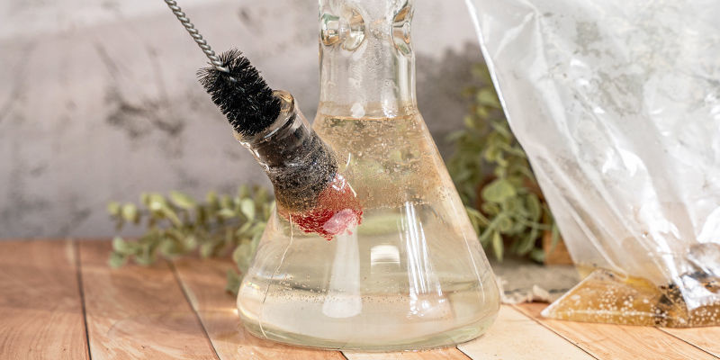 Tag nu en børste og skrub belægninger væk inde i og omkring din Bong og dens dele Next, take a brush and scrub the built-up grime inside and around your bong and its parts