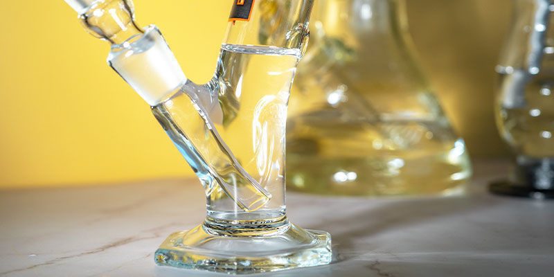Hvorfor putter vi vand i en bong? Hvorfor putter vi vand i en bong?