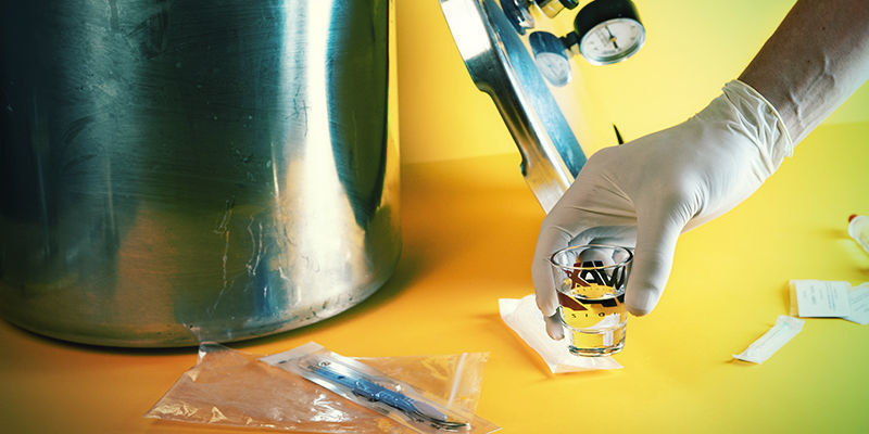 Tag shotglasset/den lille skål ud af trykkogeren Magic Mushroom Spore Syringe: Remove The Shot Glass/Small Dish From The Pressure Cooker