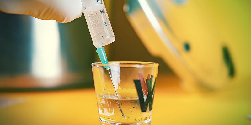 Sæt spidsen af din første sprøjte ned i vandet, og fyld den Magic Mushroom Spore Syringe: place the tip of your first syringe into the water and fill it up