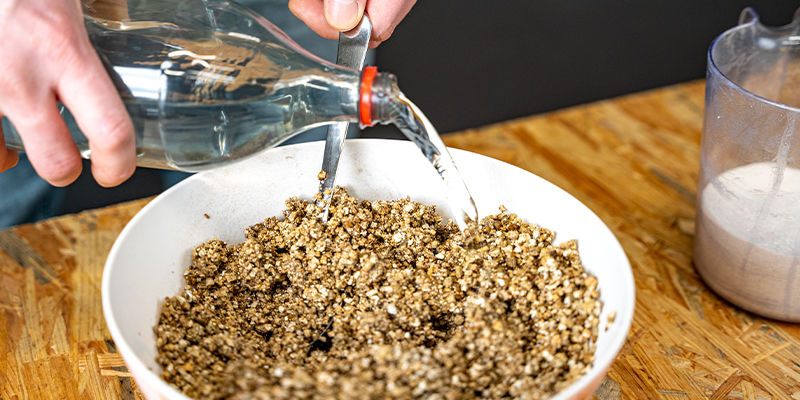 Hæld vand over vermiculitten for at gøre den fugtig PF tek Pour water over the vermiculite to wet it