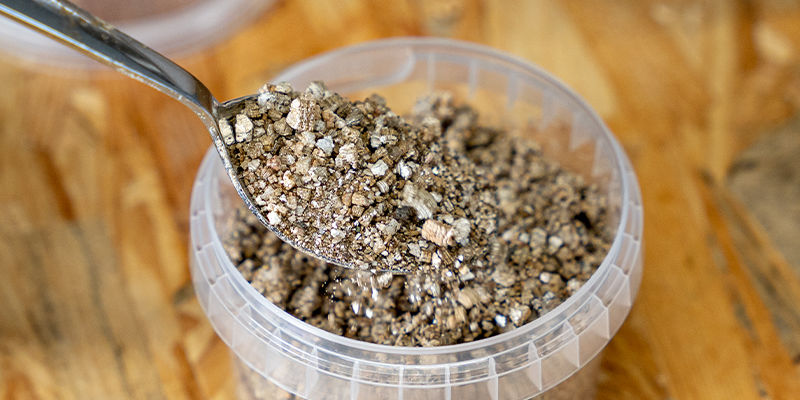 Fyld de øverste 1 cm med tør vermiculit PF tek Fill the top 1cm with dry vermiculite