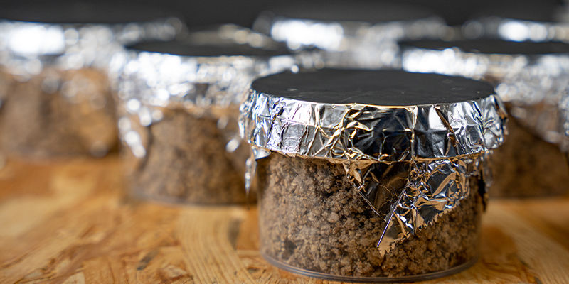 Tag et kvadrat stanniol og fold det over låget PF tek Take a square of aluminium foil and fold it over the lid