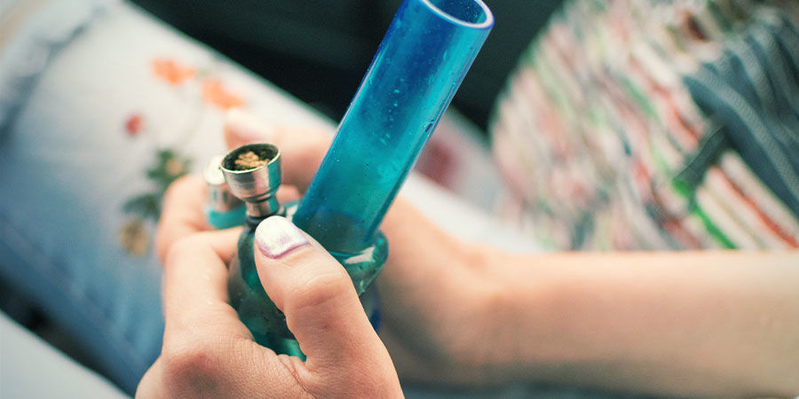 Sådan bruger du en akryl bong How To Use an Acrylic Bong