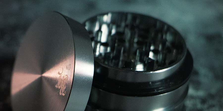 Hvilken type metal bruges til urtegrindere?