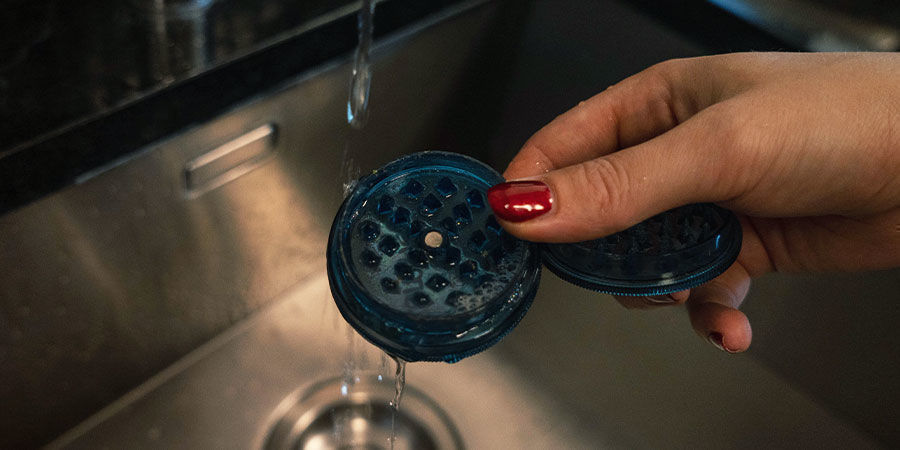 Sådan rengør du en plastik-grinder til cannabis