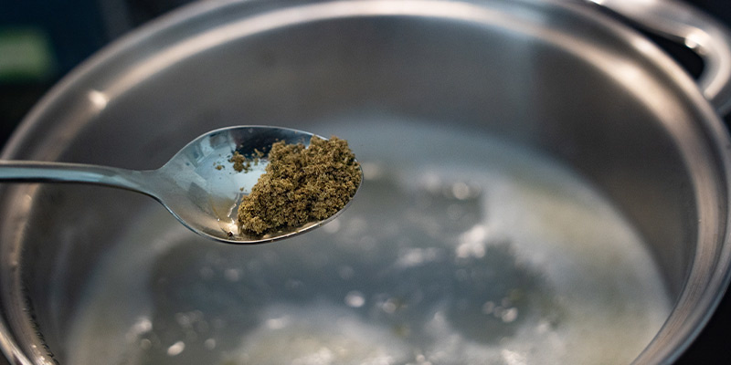 Tilsæt din chai-krydderiblanding til smør/vand/cannabis-blandingen Tilsæt din chai-krydderiblanding til smør/vand/cannabis-blandingen
