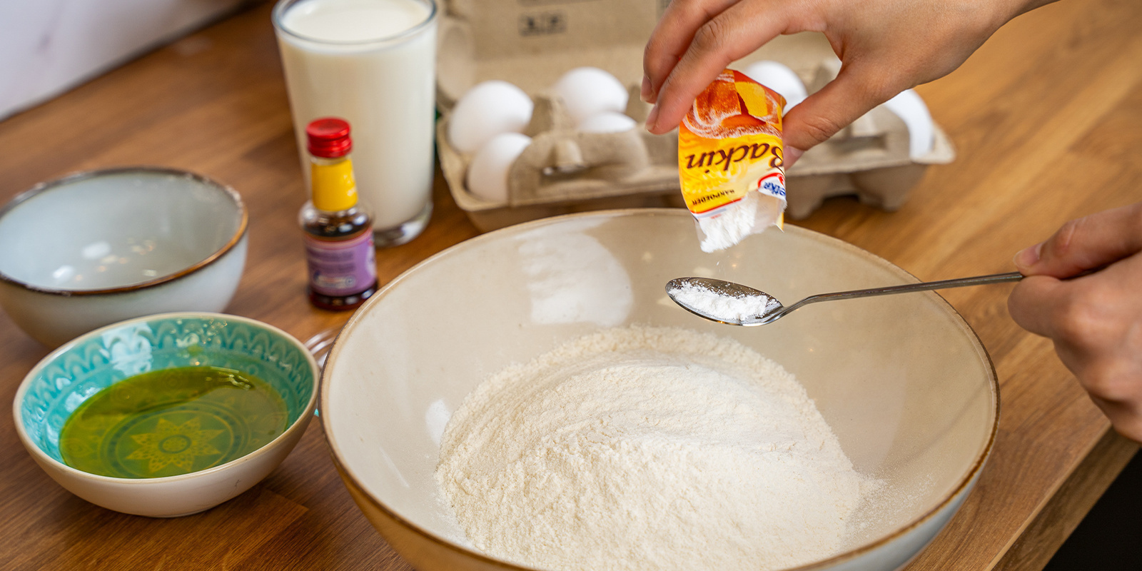 Bland de tørre ingredienser Combine the dry ingredients