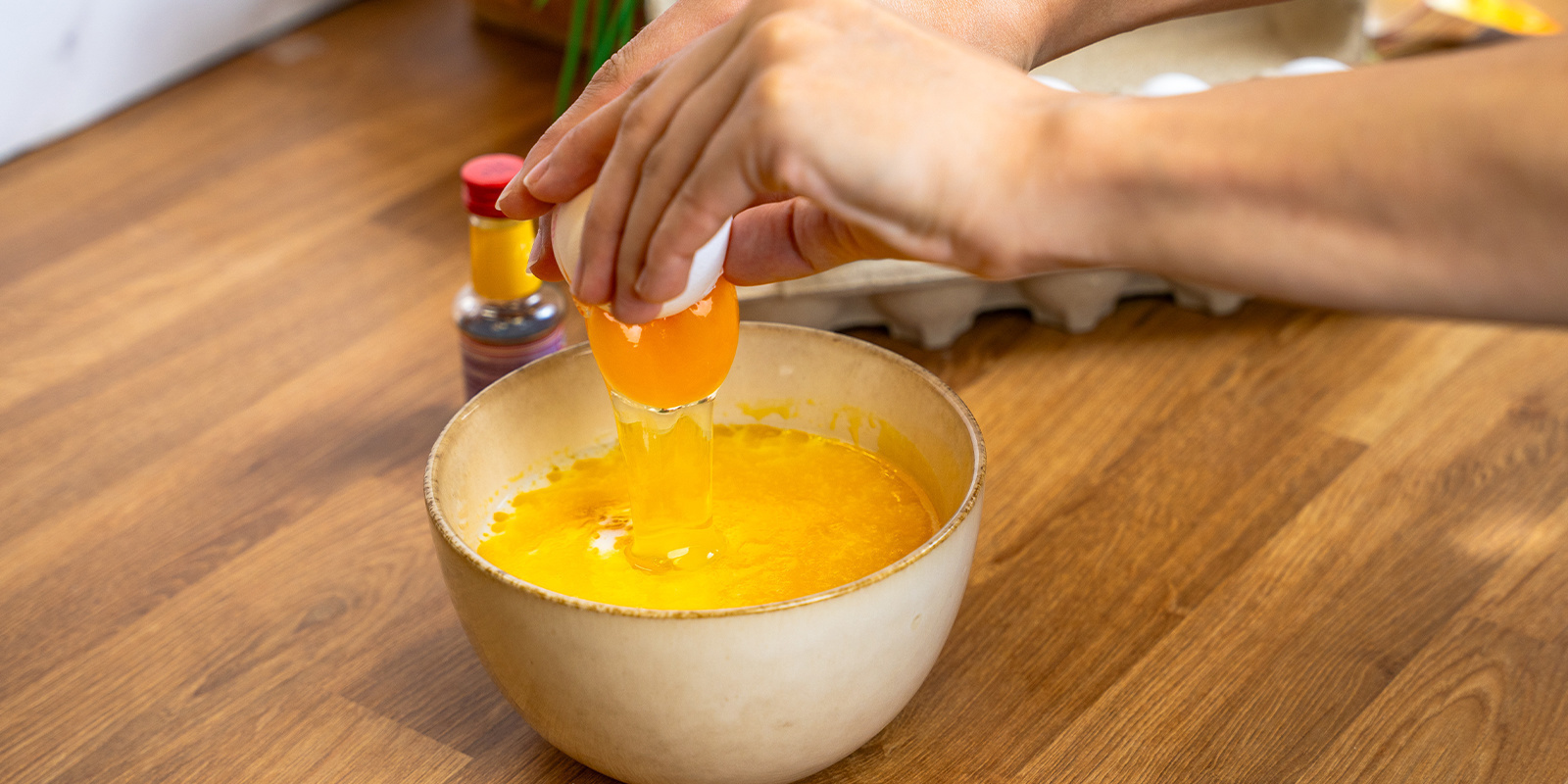 Pisk mælk, æg og smeltet cannabutter (eller olie) sammen Whisk together the milk, eggs, and melted cannabutter (or oil)