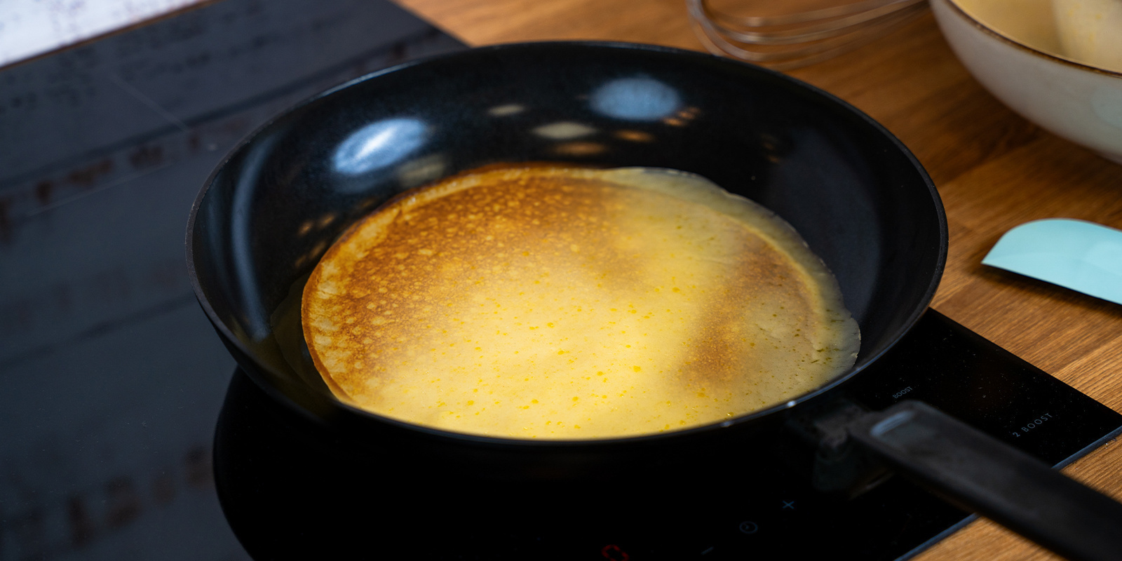 Vend pandekagerne, når der begynder at komme bobler i dejen Flip your pancakes once bubbles start to form in the batter