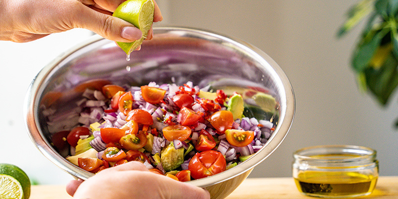 Når det er tilsat, pres saften af dine to limefrugter og bland den med de øvrige ingredienser Once Added, Squeeze The Juice Out Of Your Two Limes And Combine It With The Other Ingredients