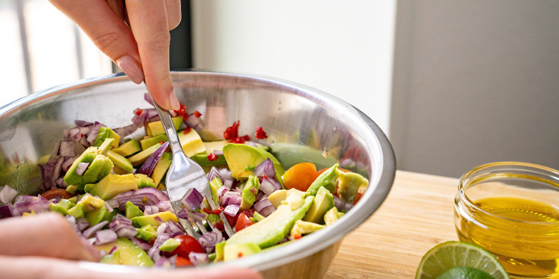 Mos avocadoerne med en gaffel eller i en morter Mash The Avocados With A Fork Or A Pestle And Mortar