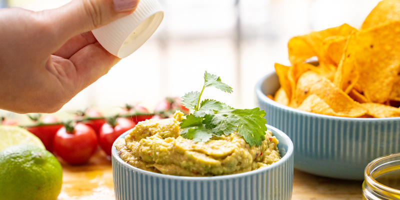 Kom din guacamole i en serveringsskål Scoop Out Your Guac Into A Serving Bowl