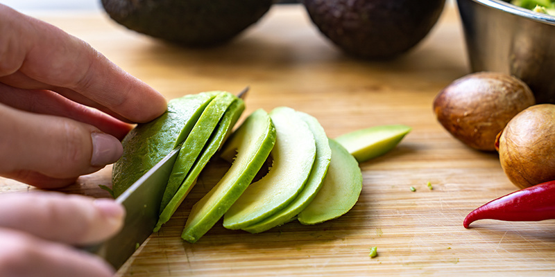 Begynd med at fjerne skræl og sten fra avocadoerne, og skær dem i skiver Begin By Removing The Skin And Seeds From The Avocados, And Cut Them Into Slices