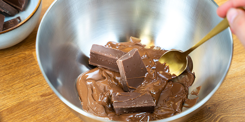 Når chokoladen er smeltet, tages den af varmen, og endnu ¼ tilsættes Når chokoladen er smeltet, tages den af varmen, og endnu ¼ tilsættes