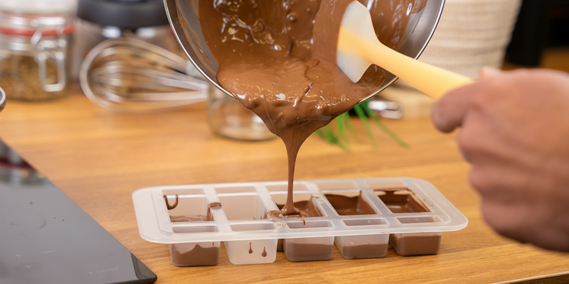 Hæld chokoladen i en form, lad den sætte sig, og opbevar den derefter i en lufttæt beholder i køleskabet Hæld chokoladen i en form, lad den sætte sig, og opbevar den derefter i en lufttæt beholder i køleskabet