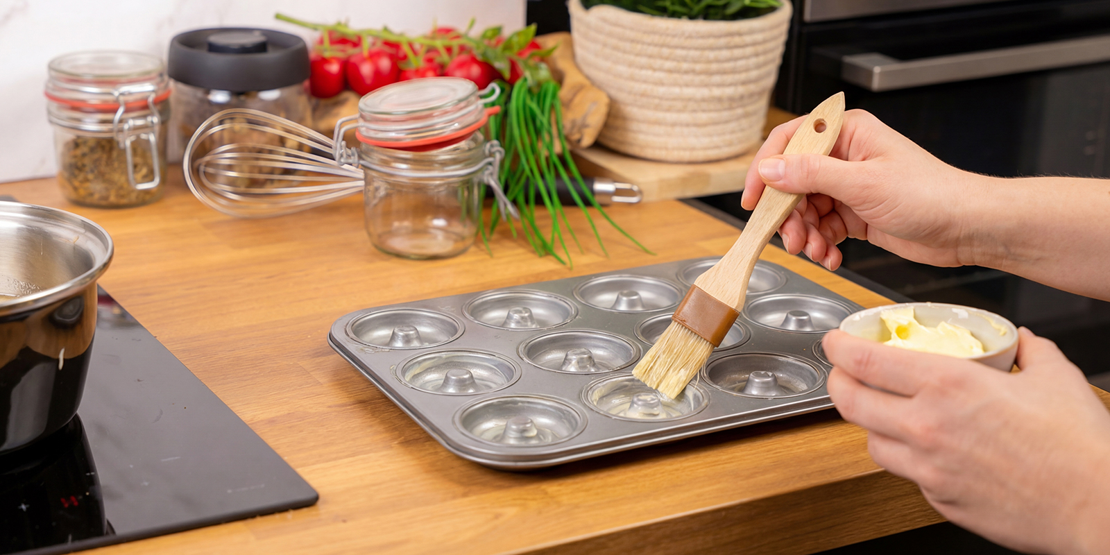 Smør doughnutformen let med smør eller olie, så doughnutsene ikke hænger fast Smør doughnutformen let med smør eller olie, så doughnutsene ikke hænger fast