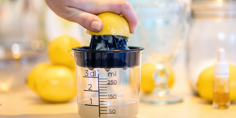 Processen starter med at presse dine citroner The process begins by juicing your lemons