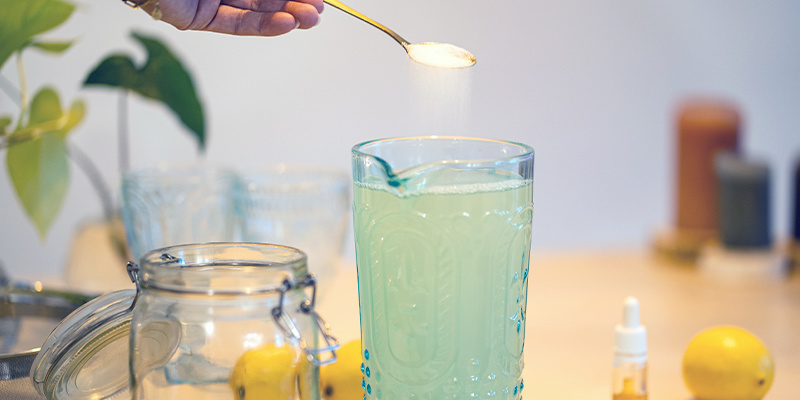 Nu er det tid til at tilsætte sukker til blandingen af citronsaft og vand Now It'sTime To Add Sugar To The Juice And Water Mixture