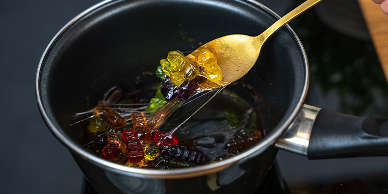 Smelt gummibær: Kom de købte gummibær i en gryde ved svag varme. Smelt gummibær: Kom de købte gummibær i en gryde ved svag varme.