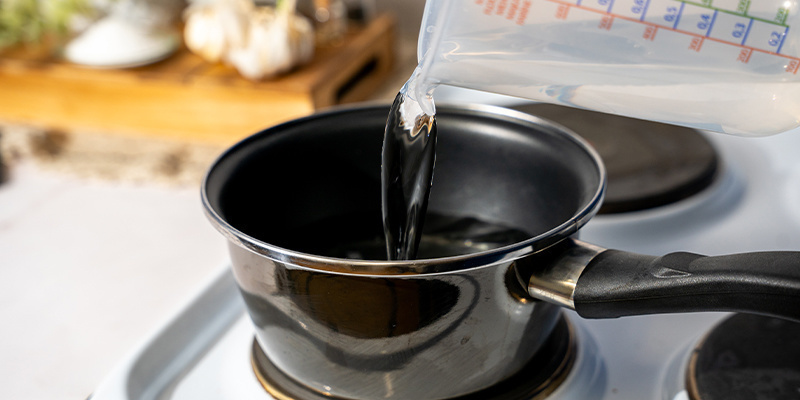Hæld 500 ml vand i en gryde, og sæt den på komfuret. Hæld 500 ml vand i en gryde, og sæt den på komfuret.