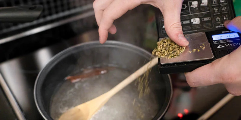 Tilsæt den decarboxylerede cannabis til kasserollen, og lad det simre ved lav varme i 20 minutter, mens du rører i ny og næ. Tilsæt den decarboxylerede cannabis til kasserollen, og lad det simre ved lav varme i 20 minutter, mens du rører i ny og næ.