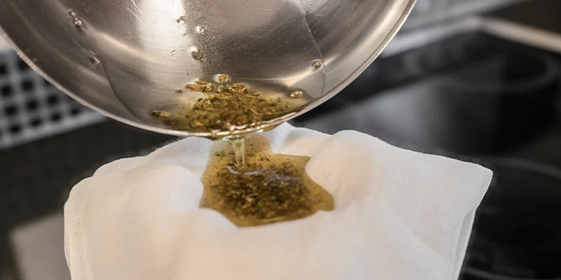 Si alt plantemateriale fra med et ostelærred eller en finmasket si – THC’en er nu trukket ud. Si alt plantemateriale fra med et ostelærred eller en finmasket si – THC’en er nu trukket ud.