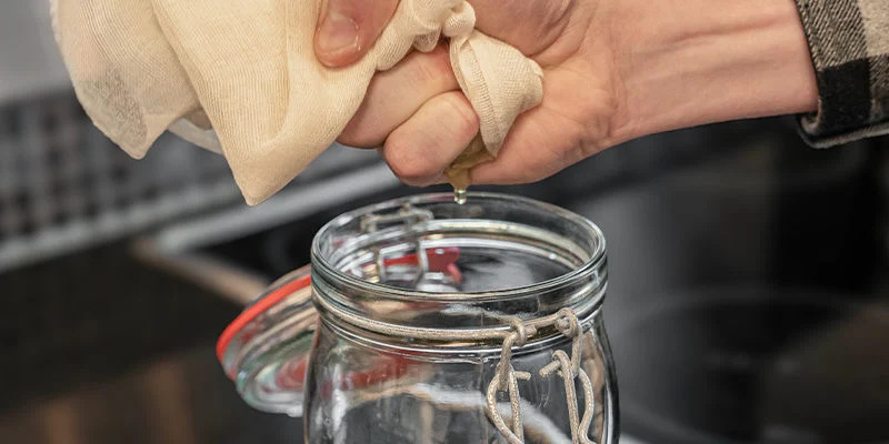 Hæld den filtrerede sirup på en ren flaske eller i et glas. Hæld den filtrerede sirup på en ren flaske eller i et glas.
