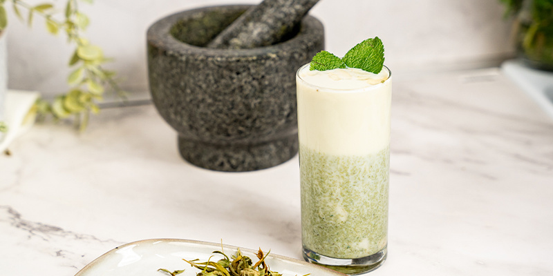 Rør godt rundt. Velbekomme! Bhang smager bedst, når den serveres kold! Rør godt rundt. Velbekomme! Bhang smager bedst, når den serveres kold!