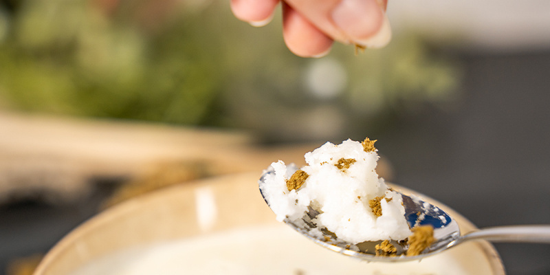 Start med at lægge en klat kokosolie på skeen. Start by putting a dollop of coconut oil on your spoon.