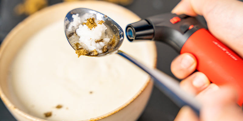 Tag nu en lighter, og opvarm (forsigtigt) undersiden af skeen. Next, take a lighter and (carefully) heat the bottom of the spoon.