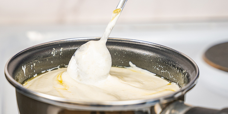 Sluk nu for varmen, og tilsæt den yoghurt, du har valgt, til panden. Sluk nu for varmen, og tilsæt den yoghurt, du har valgt, til panden.