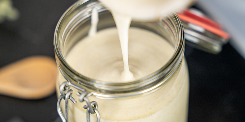 Kom din hash-yoghurt over i en beholder, og stil den i køleskabet, til den er kølet helt ned. Kom din hash-yoghurt over i en beholder, og stil den i køleskabet, til den er kølet helt ned.