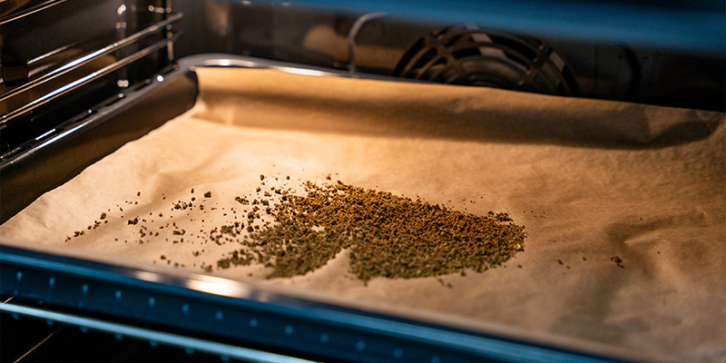 Kværn dine cannabisblomster til en mellemfin konsistens, fordel dem på en bageplade med bagepapir, og decarboxylér i ovnen i 30–45 minutter Kværn dine cannabisblomster til en mellemfin konsistens, fordel dem på en bageplade med bagepapir, og decarboxylér i ovnen i 30–45 minutter