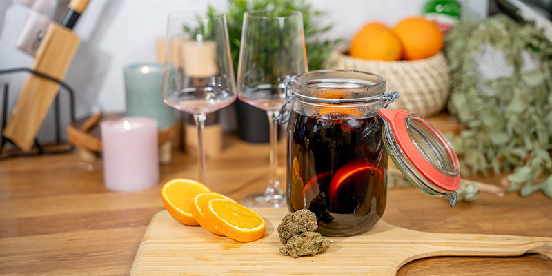 Du kan servere den varme cannabisvin med det samme og tilsætte whisky, rom eller snaps cirka 5–10 minutter før servering Du kan servere den varme cannabisvin med det samme og tilsætte whisky, rom eller snaps cirka 5–10 minutter før servering