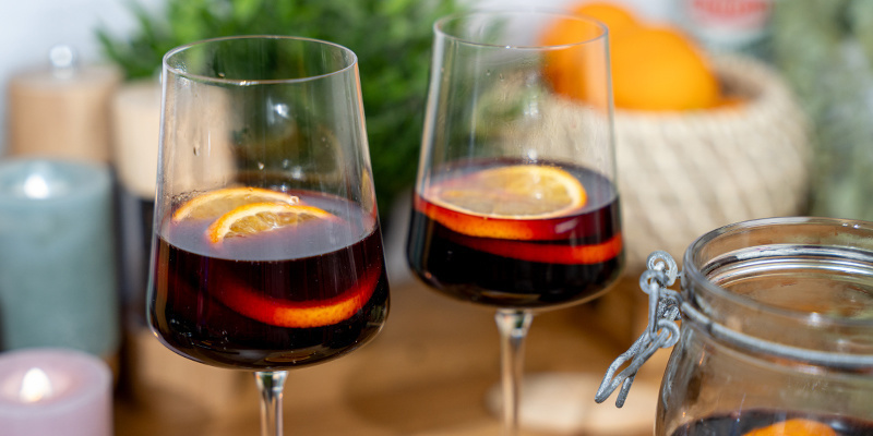 Servér i et krus med et par appelsinskiver – og nyd! Servér i et krus med et par appelsinskiver – og nyd!