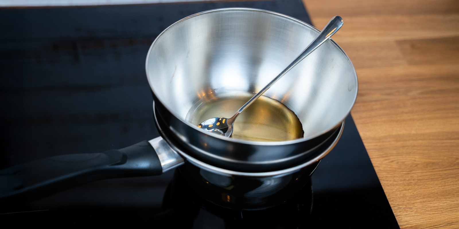 Sæt skålen med cannabishonning oven på en gryde Sæt skålen med cannabishonning oven på en gryde