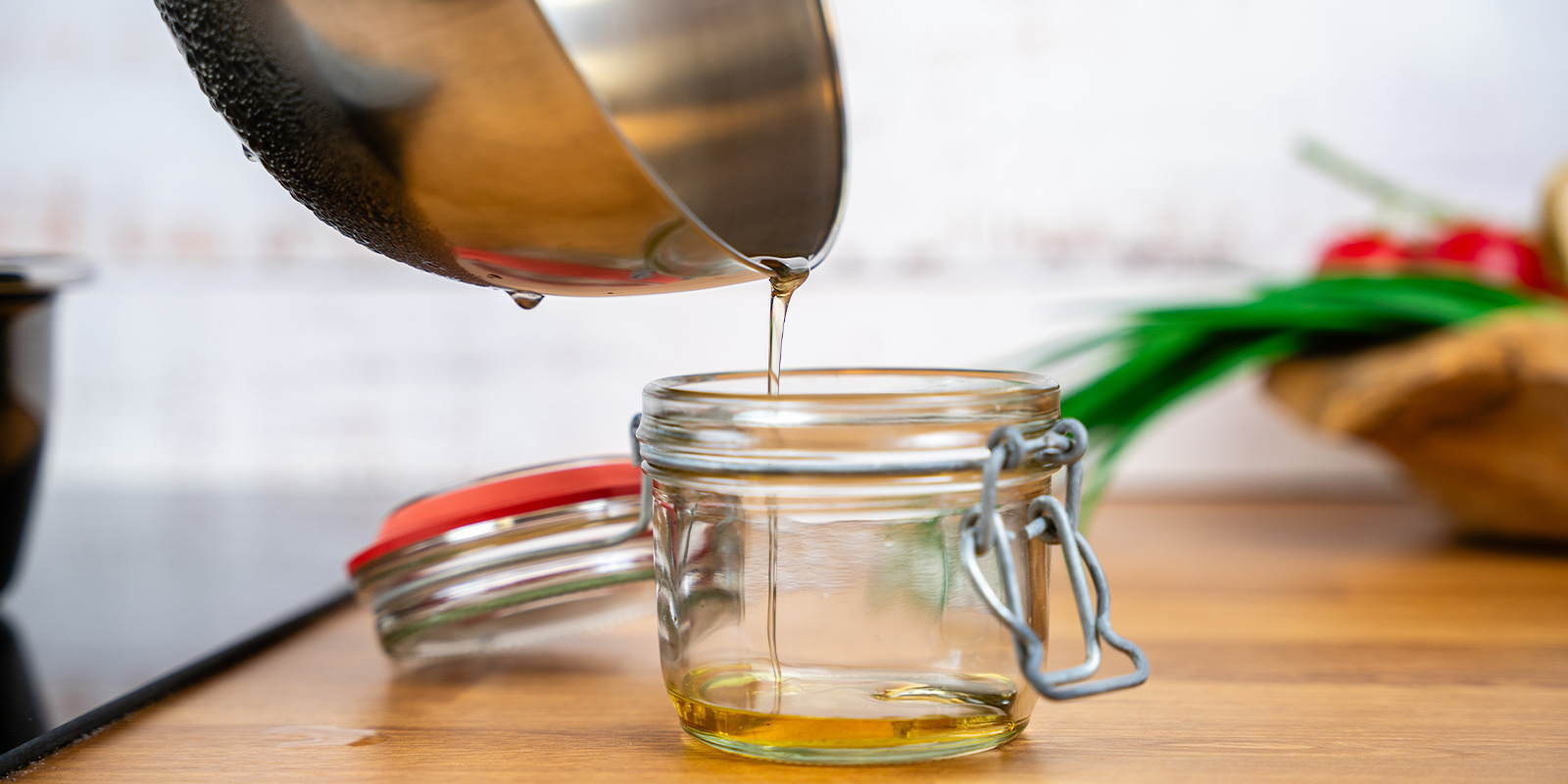 Lad den infuserede honning køle af Lad den infuserede honning køle af