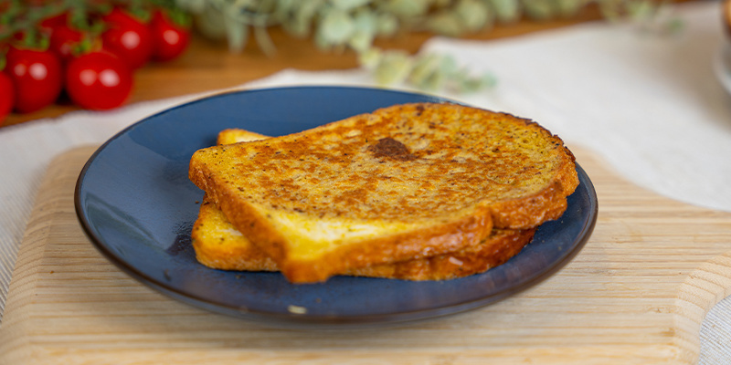 Stabl de færdigstegte toasts på en tallerken. Stabl de færdigstegte toasts på en tallerken.