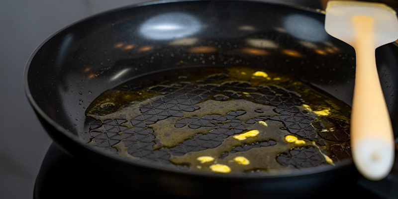 Smelt 1–2 spsk cannabutter i en mellemstor slip-let-pande ved middel varme. Smelt 1–2 spsk cannabutter i en mellemstor slip-let-pande ved middel varme.