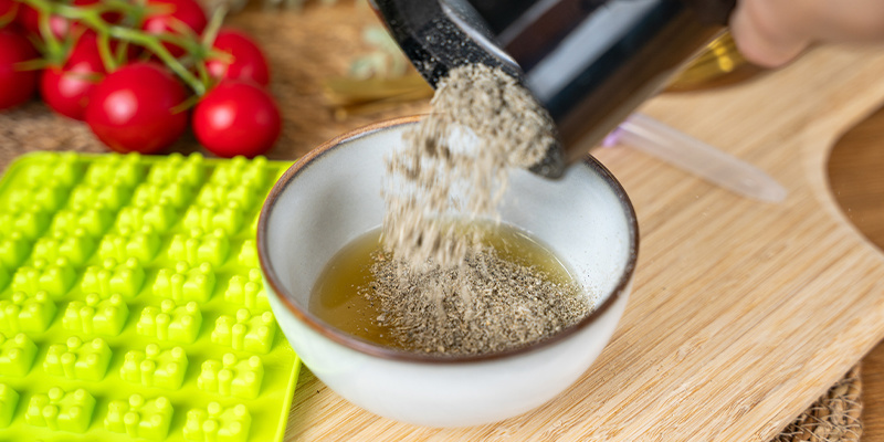 Bland svampepulveret med citronsaft i en skål Mix The Mushroom Powder With Lemon Juice In A Bowl