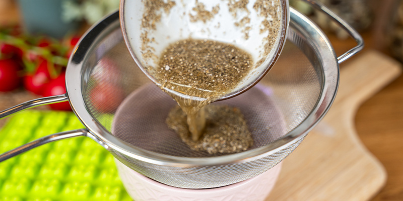 Når psilocybin er omdannet til psilocin, så brug en si eller ostelærred til at fjerne de faste dele Once The Psilocin Has Been Converted, Use A Strainer Or Cheesecloth To Remove The Solids
