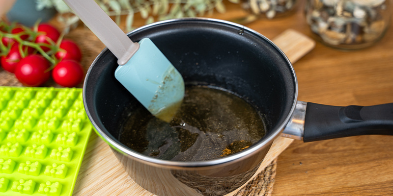 Tag kasserollen af varmen, og tilsæt svampeekstrakten til gummiblandingen Remove The Saucepan From Heat And Add The Mushroom Extract To The Gummy Mixture