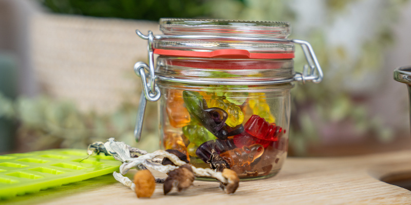 Når de er sat, tages gummierne ud af formene og opbevares i en lufttæt beholder Once Set, Remove The Gummies From The Moulds And Store Them In An Airtight Container.