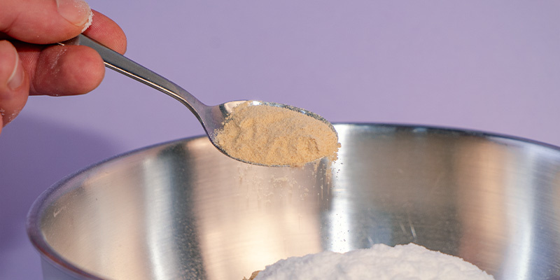 Kom tapiokastivelse og lecithin i en stor røreskål