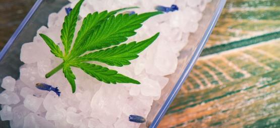 Sådan laver du cannabissalt til nemme spiselige